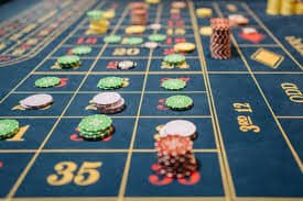 istanakasino live-dealer studio with dealer and multi-camera setup